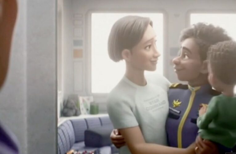 Por beso entre dos mujeres censuran Lightyear