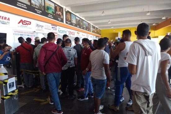 2.000 migrantes venezolanos buscan boletos de autobús para seguir a EEUU