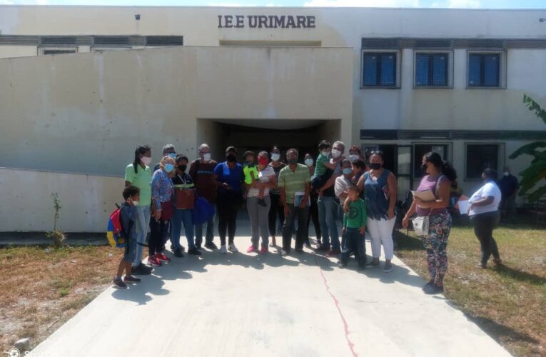 200 niños del IEE Urimare reciben clases en salones prestados