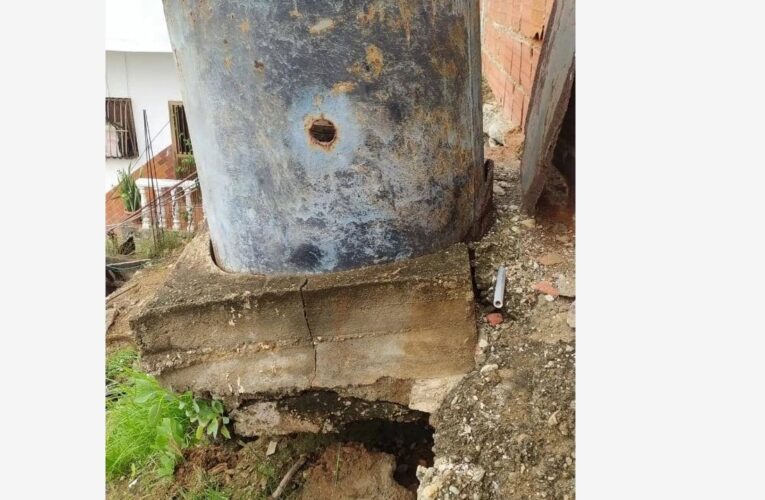 Válvula de escape de agua pone en riesgo 3 casas en Las Tunitas