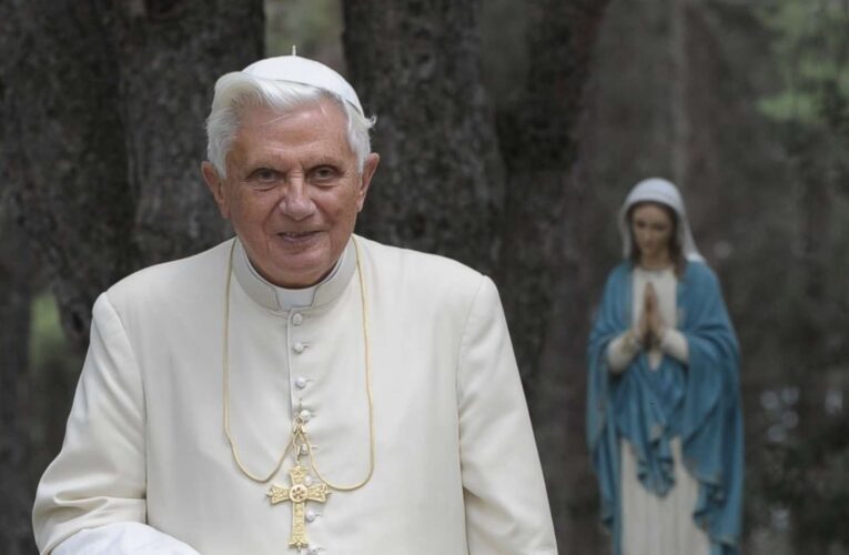 Desmienten fallecimiento de Benedicto XVI
