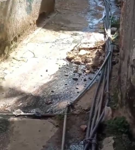 Aguas servidas inundan casas y calles de Quenepe