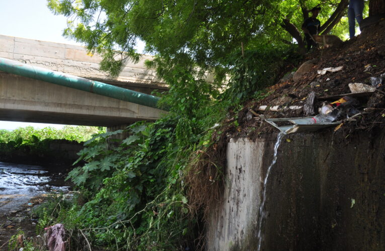 Habitantes de Guanape se abastecen de agua en la quebrada