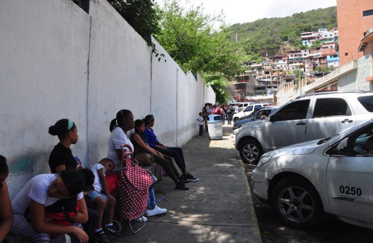 Guaireños piden que techen la zona de espera del Periférico