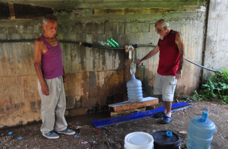 Adultos mayores hacen 10 viajes a una avería en Week End para abastecerse de agua