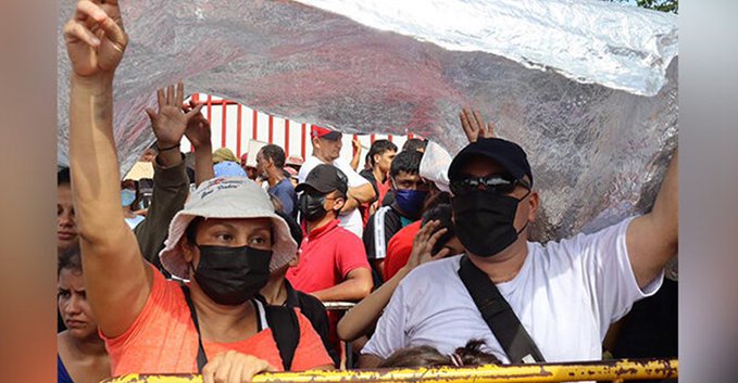 Agilizar permisos para transitar piden migrantes en México