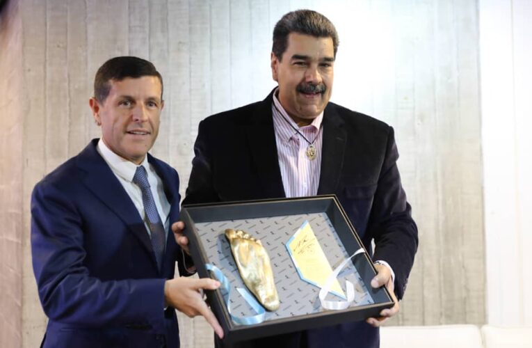 Maduro recibe una réplica del pie izquierdo de Diego Maradona