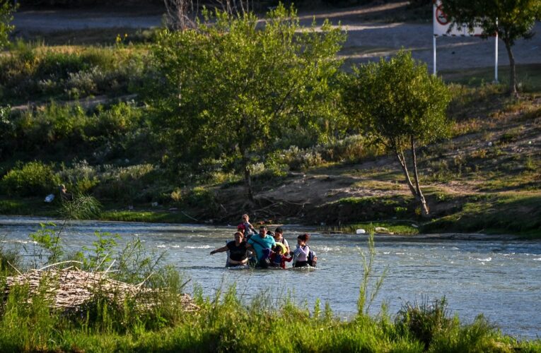 Migrante venezolana se graba cruzando el Río Bravo