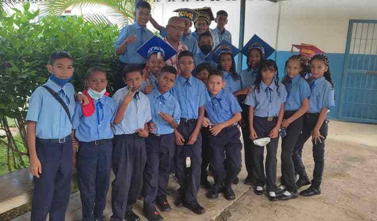 53 niños de sexto grado fueron promovidos en la Escuela La Esperanza