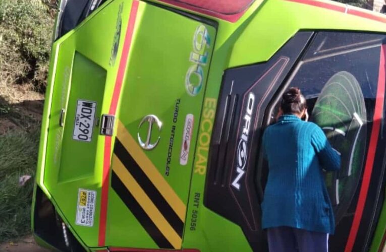 Vuelco de bus escolar en Colombia deja 16 niños heridos