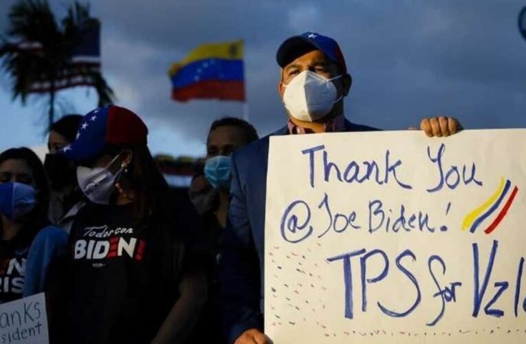 Senadores de EEUU urgen a Biden extender TPS para venezolanos