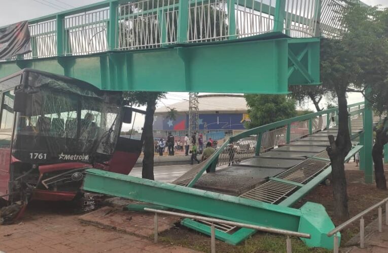 Yutong derribó la pasarela del Polideportivo