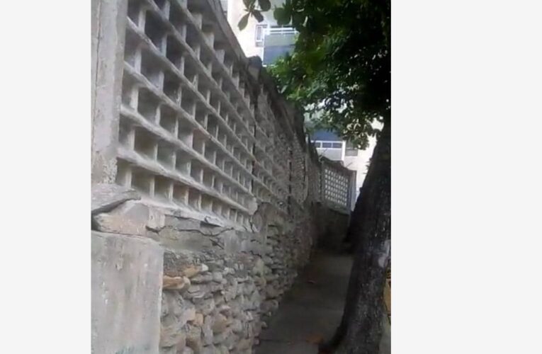 Muro de Punta Brisas en Macuto a punto de colapsar