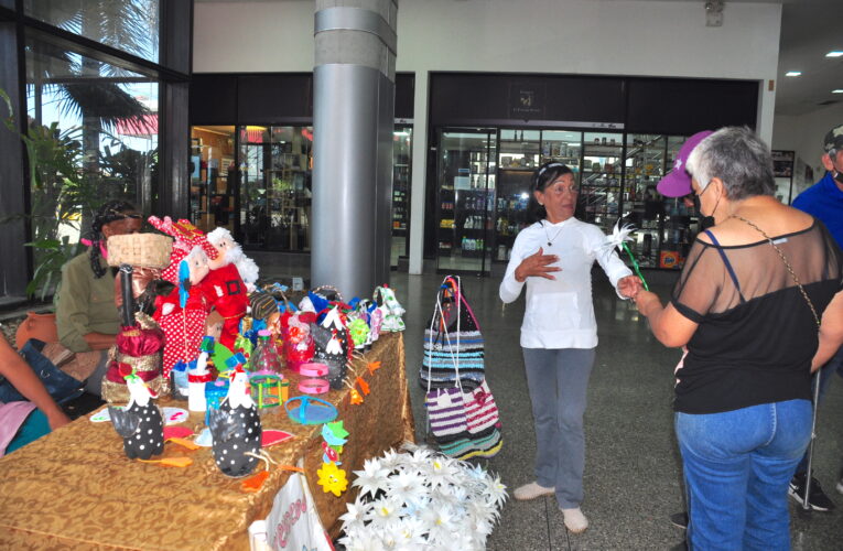 20 adultos mayores ofrecen artículos artesanales en La Guaira