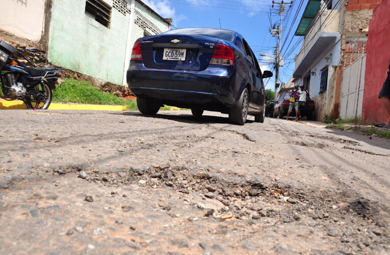 Calles de Zamora tienen 7 años sin recibir capa de asfalto