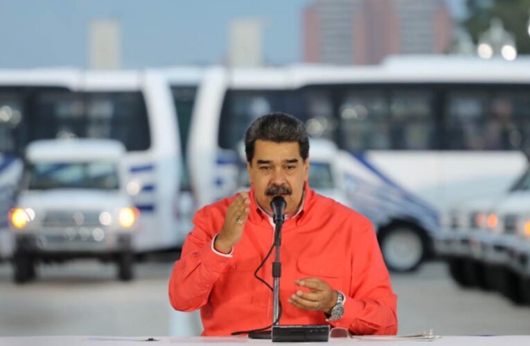 Maduro vincula a Iván Duque con el incendio del IVSS