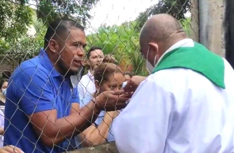 Ortega cierra iglesias y feligreses reciben misas en las calles