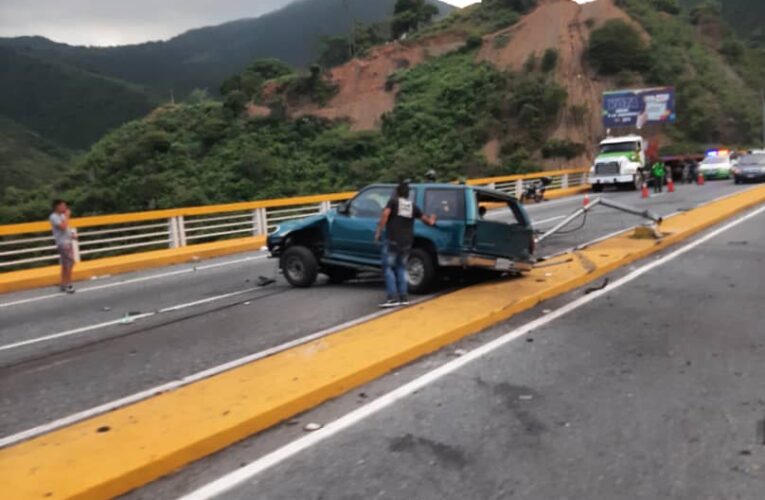 Muere mujer en choque de 2 camionetas en la Caracas-La Guaira