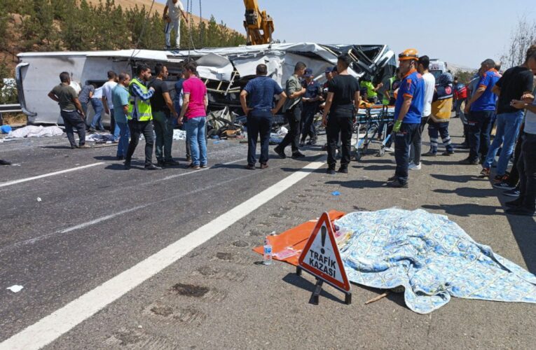Al menos 32 personas murieron en 2 accidentes en Turquía
