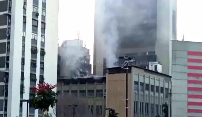 Extinguen incendio en Colegio Universitario Francisco de Miranda