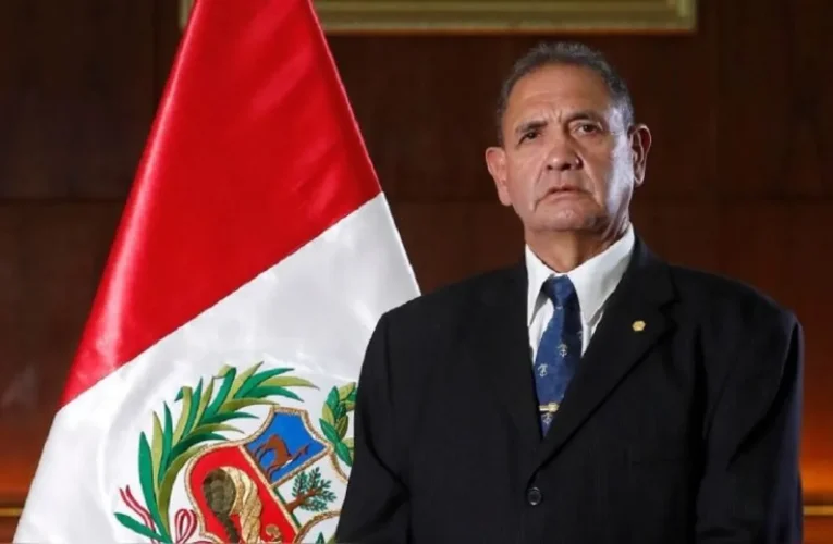 Renunció el ministro de Defensa de Perú