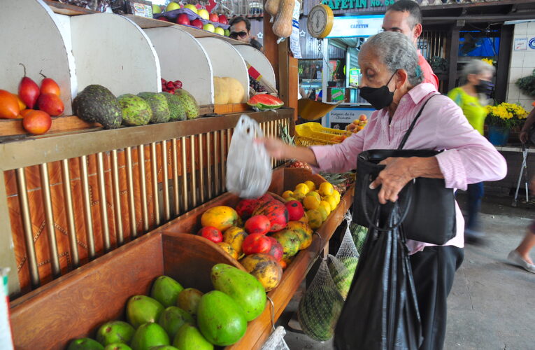 Oferta de frutas frescas en el Mercado Maiquetía