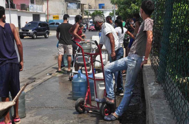Vecinos de la Páez claman por agua