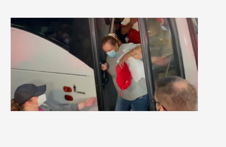 Otro bus con migrantes venezolanos llegó a casa de Harris
