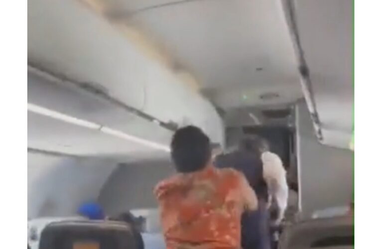 Preso por golpear a un sobrecargo en un vuelo de México a EEUU