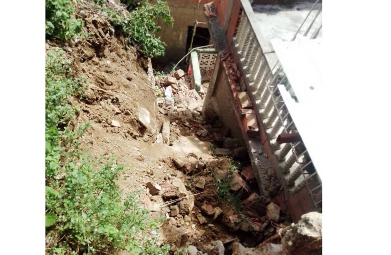 Pared colapsó y afectó a 4 viviendas en Quebrada de Cariaco