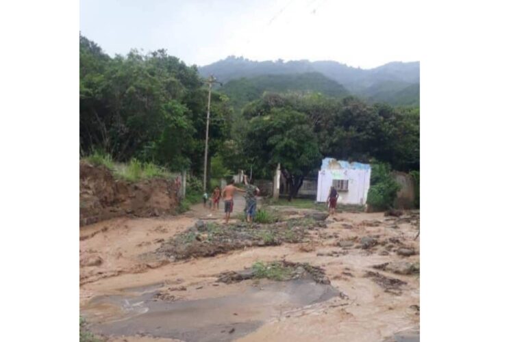 Paso vial en Puerto Carayaca está intransitable