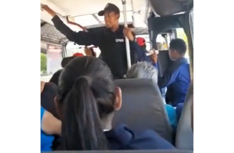 PNB traslada a un preso en un bus público en Sucre