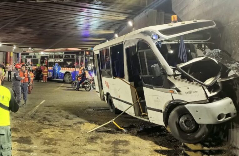Microbús chocó en el túnel de la avenida Bolívar en Caracas