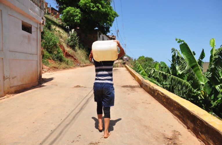 $30 pagan vecinos de Cerro Colombia por agua