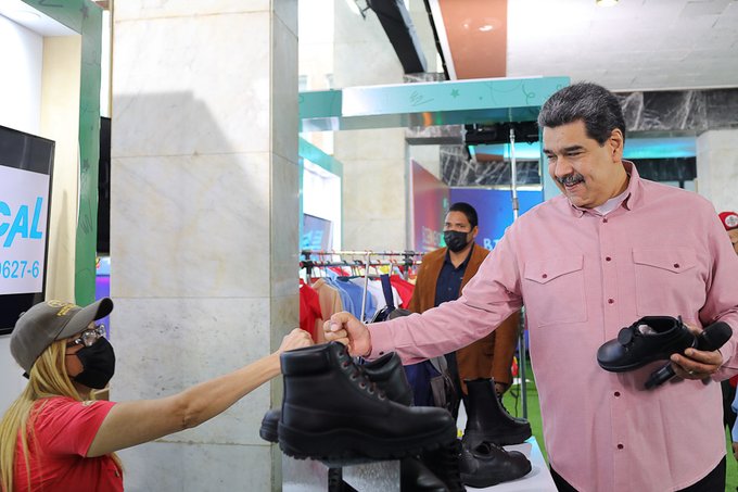 Maduro dotará a los docentes de zapatos y bolsos a solo 1 dólar