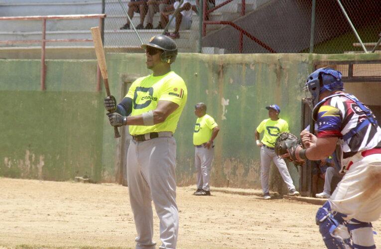 Ronald Acuña presente en la segunda edición del Súper 8 de beisbol máster