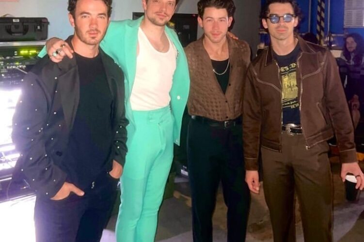 Lasso abrió concierto de los Jonas Brothers