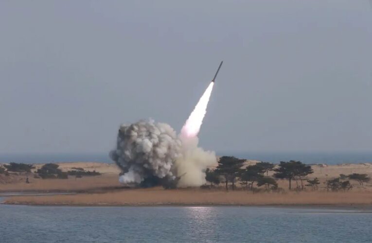 Corea del Norte dispara 2 misiles balísticos a Japón