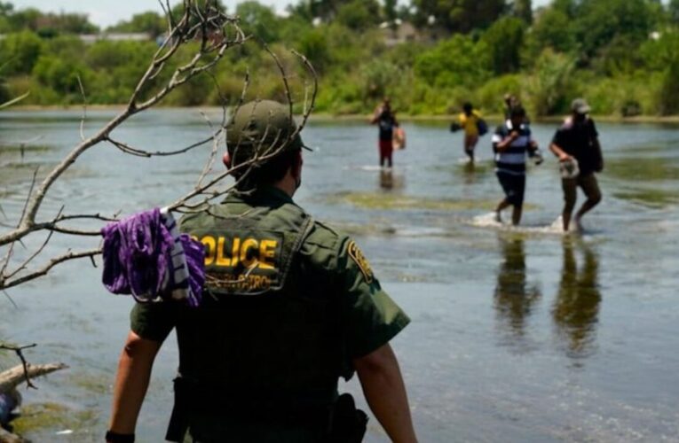 Mueren ahogados 8 migrantes al intentar cruzar el río Bravo