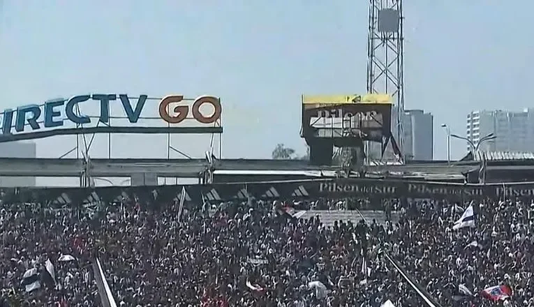 8 heridos deja colapso de tribuna en estadio en Chile