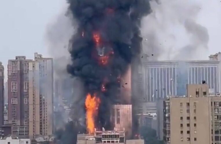 Incendio arrasó rascacielos de China Telecom