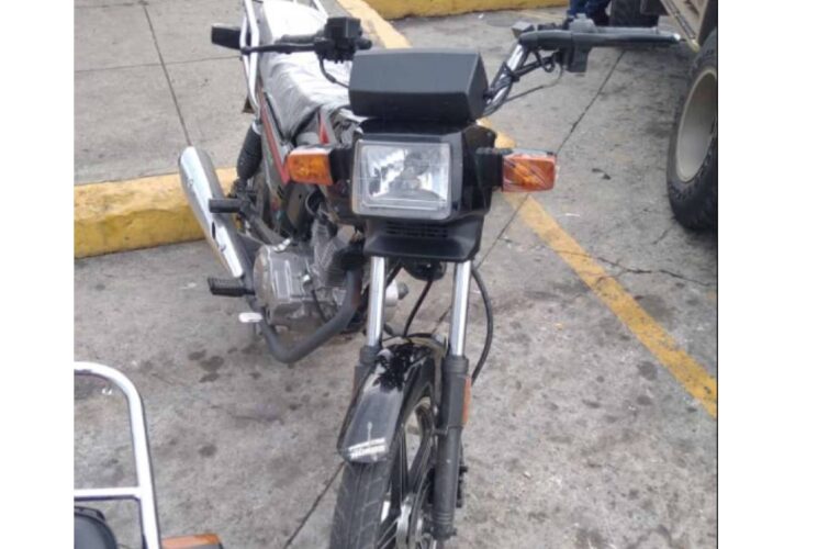 Hurtan moto en el casco colonial de La Guaira