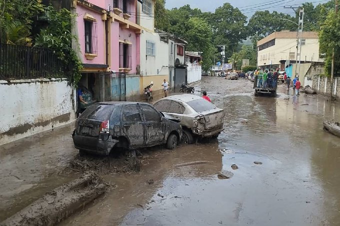 3 muertos por desborde de ríos en Maracay