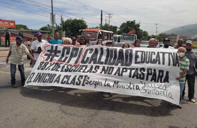 Docentes protestan por escuelas sin reparar y deudas pendientes