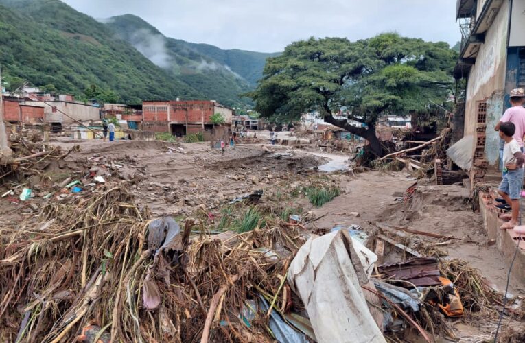 Muertos, desaparecidos y destrucción por las lluvias en Las Tejerías