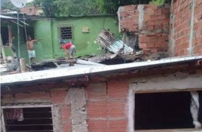 Patio de vivienda en La Cabrería cayó sobre dos casas