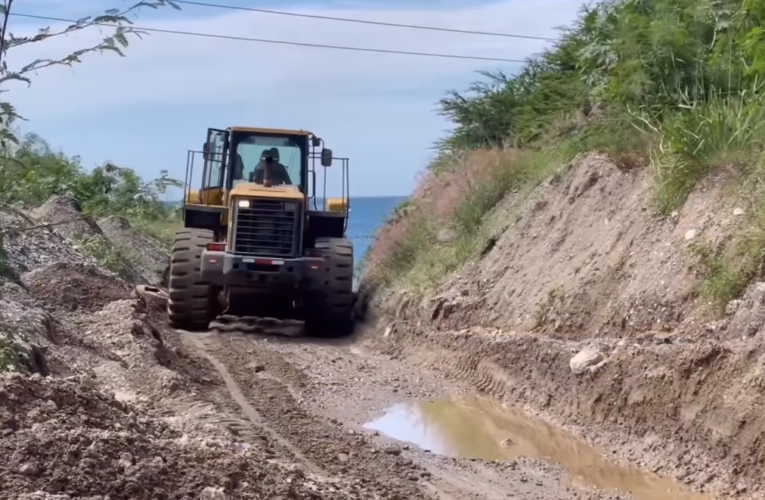 Sanean vialidad tras crecida de la quebrada de Puerto Carayaca