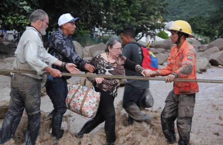 Rescatadas 5 personas con vida tras crecida de río en El Castaño