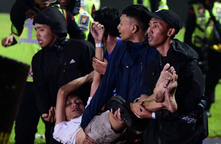 Trifulcas entre hinchas dejan 127 muertos en Indonesia