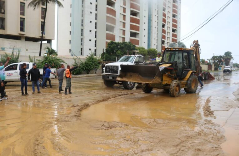 Despejan avenidas anegadas por la onda tropical 41